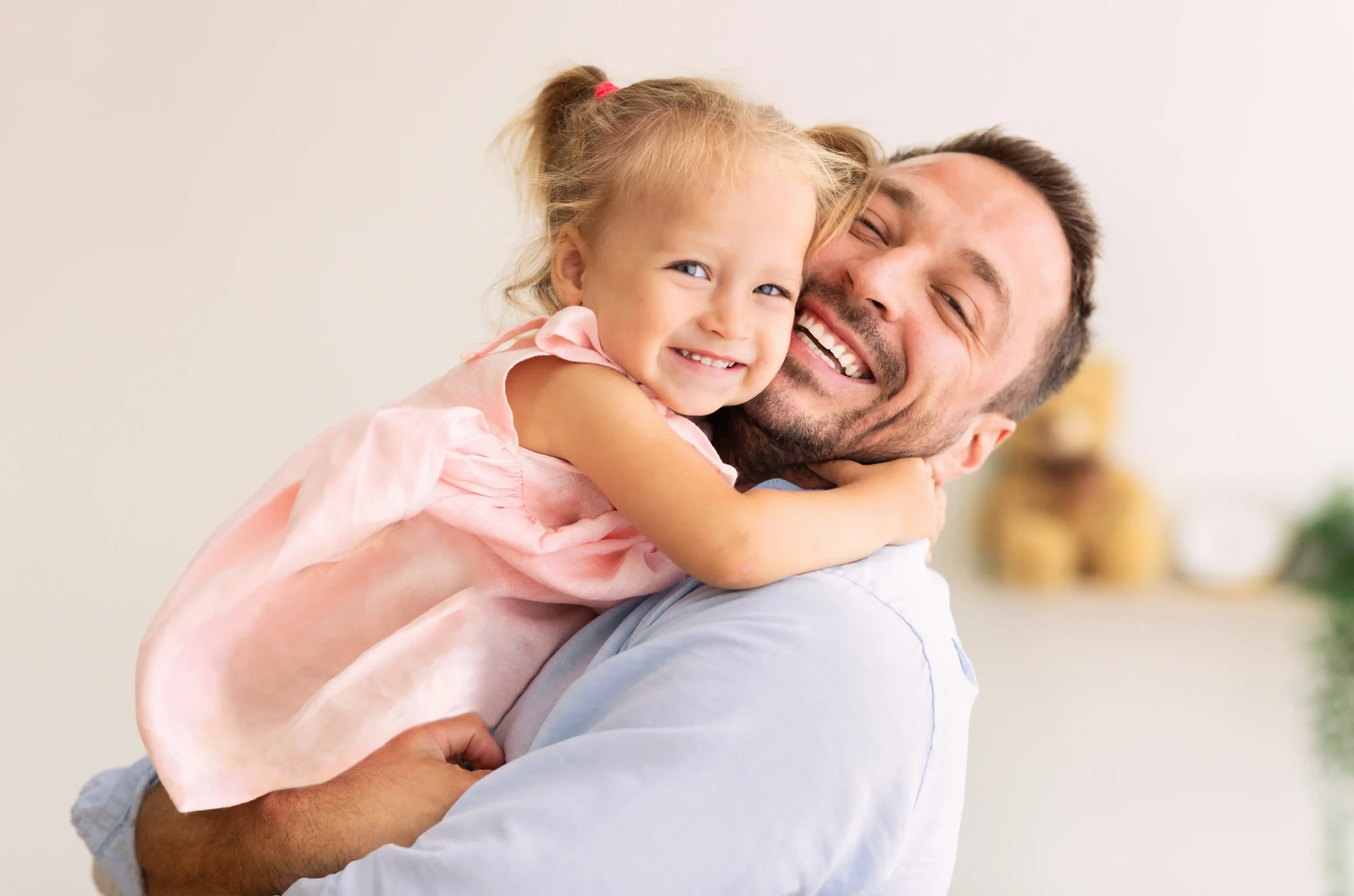 Un papa souriant tient son bébé dans ses bras
